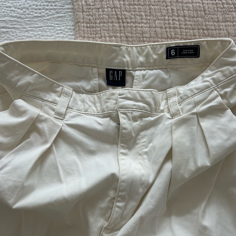 GAP women’s white Khaki Pants